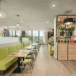 Super 8 by Wyndham München City North